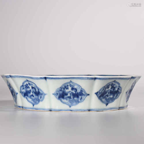 the Ming dynasty            Blue and white phoenix pattern plate