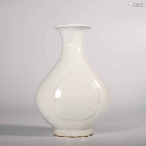 Ming Xuande            White glazed jade pot spring bottle