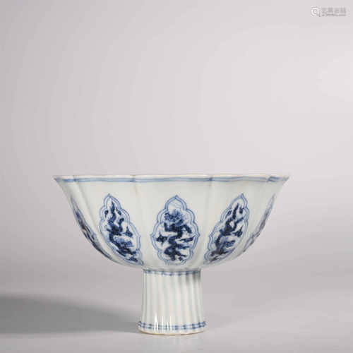 Ming Xuande            Blue and white dragon design goblet