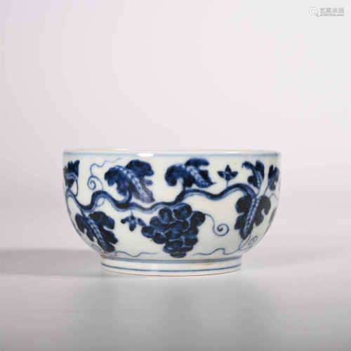 Ming Xuande            Small cup with blue and white grape pattern