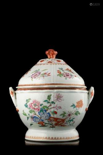 A porcelain tureen with lid, decorated with polychrome flowers (defects) China, 18th century (h. 26 cm.)...