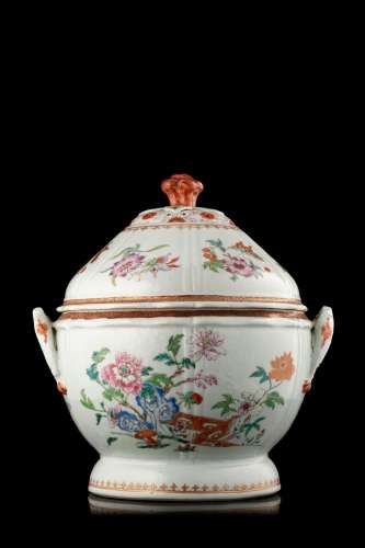 A porcelain tureen with lid, decorated with polychrome flowers (defects) China, 18th century (h. 26 cm.)...