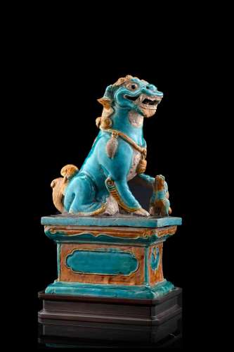A polychrome glazed Buddhist lion, wood base Yuan/Ming dynasty (h. leone 19.5. h. basamento 8.5 cm.)...