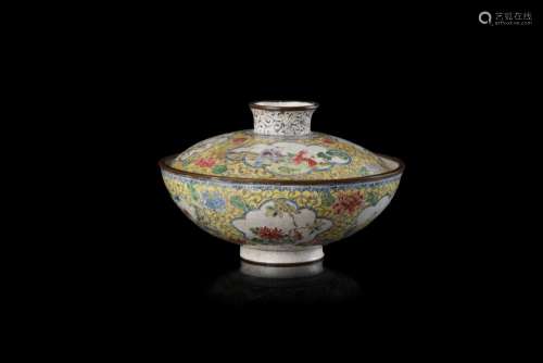 A Canton enamel yellow cup and cover decorated with flowers and figures, apocryphal Qianlong mark China, 19th century (h. 8xd. 12.5 cm.)...