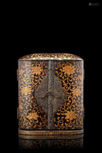 A japanese lacquered wood travel shrine, the doors concealing a seated Buddha with acolytes Japan, Meiji period (1868-1912) (h. 13.5 cm.)...