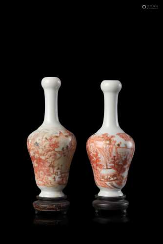 A pair of small bottle vases with red irons decorations, apocryphal Qianlong mark, wood bases (one with damages) China, Republic period (1912-1949) (h. 18.5 cm.)...
