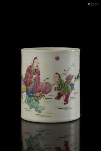 A famille rose brush holder, painted with figures China, 18th century (h. 11.2 cm.)...
