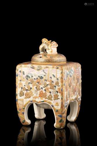 A Satsuma censer, decorated with figures, pho dog handle Japan, Meiji period (1868-1912) (h. 14 cm.)...