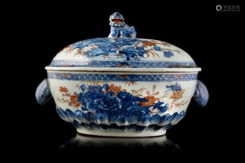 A polychrome porcelain tureen with peony decoration, the cover surmounted by a Buddhist lion China, Company of the Indies, 18th century (23X35 cm.)...