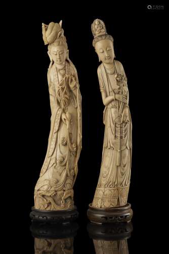 Two ivory sculptures of a Guanyin and of a lady, wood bases (defects) China, late Qing dynasty (1644-1911) (h. 50 cm.) This lot may be subject to Import/Export restrictions due to CITES regulations in some extra UE countries...