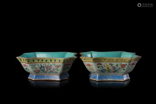 Two porcelains bowls decorated with floral patterns, bats and fishes, both with Tongzhi mark (slight defects) China, 19th century (19x16x7 cm.)...