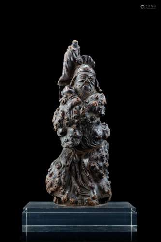 A carved root sculpture of a warrior, on plexiglass base (defects) China, Qing dynasty (1644-1911) Provenance Milanese private collection Gianni Russo Antiquities (h. 27 cm.)...
