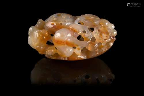 An agate carved and pierced model of a lotus flowers China, 20th century (l. max 8.5 cm.)...