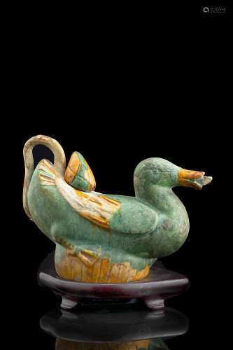 A Sancai glaze duck-shaped ewer, wood base China, early Ming dynasty, 14/15th century (h. 28 ca. cm.)...