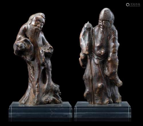 Two carved root figures of sages, on plexiglass base (defects) China, Qing dynasty (1644-1911) Provenance Milanese private collection Gianni Russo Antiquities (h. max 31 cm.)...