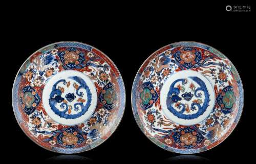 A pair of large Imari porcelain dishes with floral decoration and animals (defects) Japan, 18th/19th century (d. 60 cm.)...