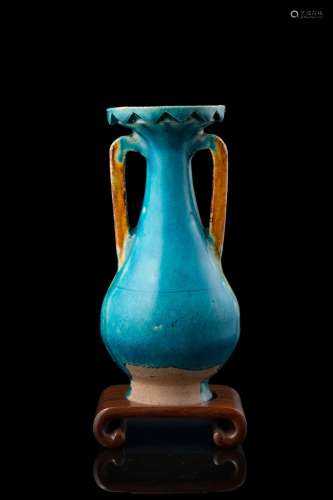 A two-handled turquoise glazed pottery vase, wood base China, Ming dynasty, 17th century (h. 17.4 cm.)...