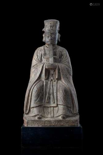 A cast iron seated figure of an hell's judge holding a hu tablet, inscribed at the back and on the front base, on a later wood base China, Ming dynasty (1368-1644) Provenance Milanese private collection Gianni Russo Antiquities (h. 41 cm...
