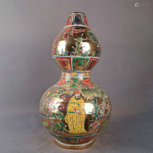 A Chinese Famille Verte Gold Glaze Figure Painted Porcelain Gourd-shaped Vase