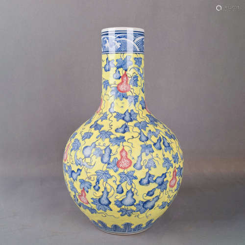 A Chinese Blue and White Gourd Painted Porcelain Vase