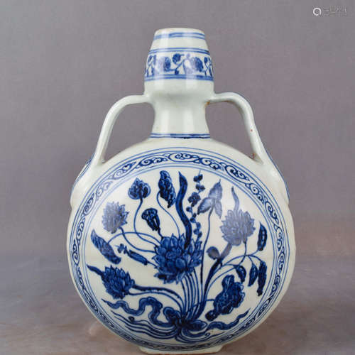 A Chinese Blue and White Floral Porcelain Vase