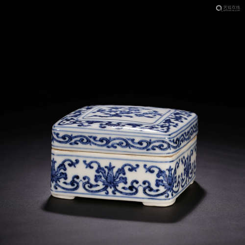 A Chinese Blue and White Floral Porcelain Square Box with Cover