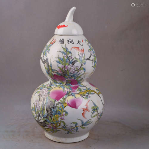 A Chinese Famille Rose Peach Painted Porcelain Gourd-shaped Vase