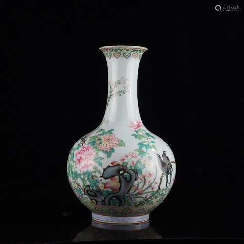 A Chinese Famille Rose Flower&Bird Pattern Porcelain Vase