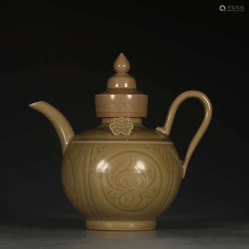 A Chinese Yue Kiln Floral Porcelain Ewer