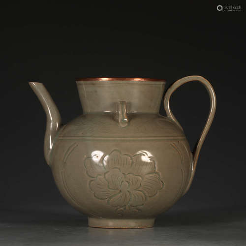 A Chinese Yue Kiln Flowers Carved Porcelain Pot