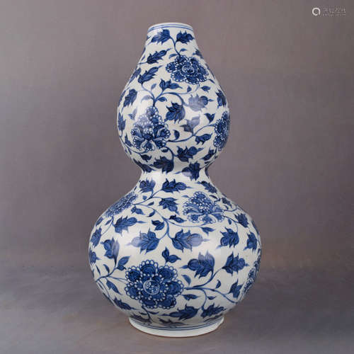 A Chinese Blue and White Floral Porcelain Gourd-shaped Vase