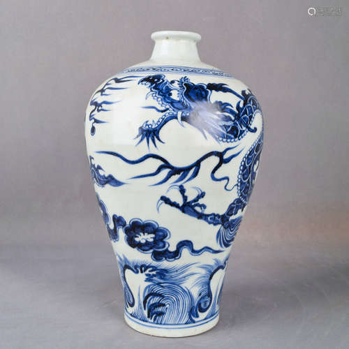 A Chinese Blue and White Dragon Pattern Porcelain Vase