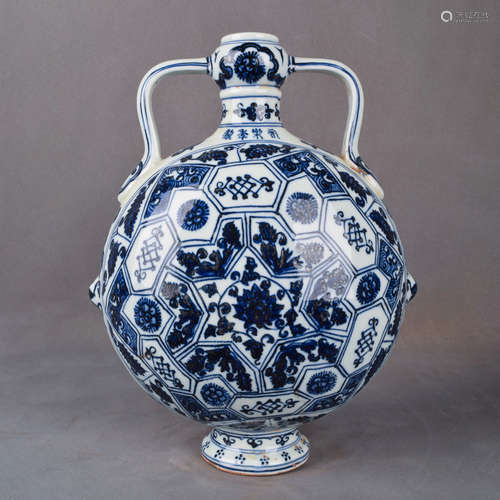 A Chinese Blue and White Floral Porcelain Vase