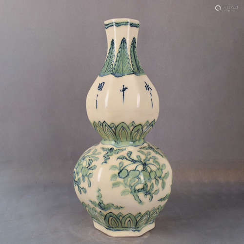 A Chinese Underglaze Floral Porcelain Gourd-shaped Vase