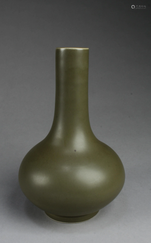 Chinese 'Tea-Dust' Color Porcelain Vase