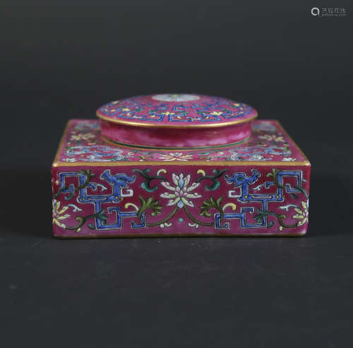 紫地粉彩螭龙花卉纹带盖方盒