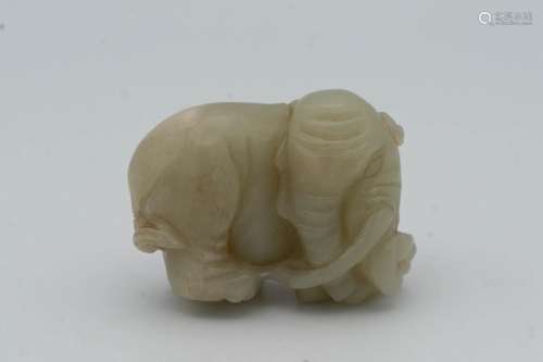 CHINE, début XXème siècle. Éléphant en jade céladon. L'animal est représenté debout, tournant la tête. H. 4 cm, L. 5,5 cm. Fêle à une patte.