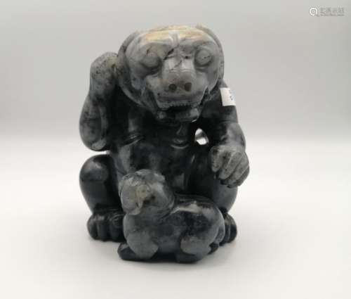 CHINE, XXème siècle. Groupe en jade gris représentant un ours assis, son petit devant lui. H. 9,5 cm. Léger choc à la tête.