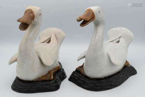 CHINE, XIXe siècle. Paire de canards en porcelaine émaillée blanc et caramel. Socle en bois. H. 18 cm, L. 20,5 cm.