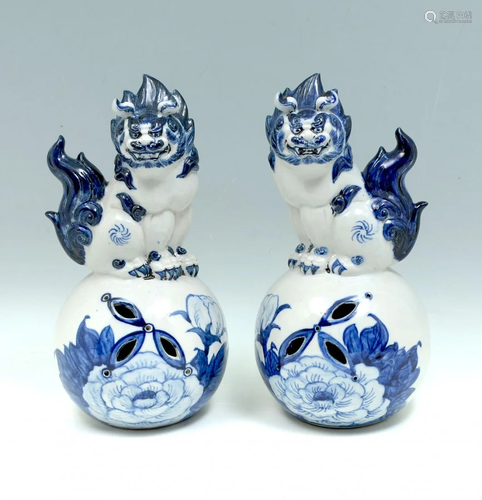 PAIR OF BLUE AND WHITE CHINESE PORCELAIN …