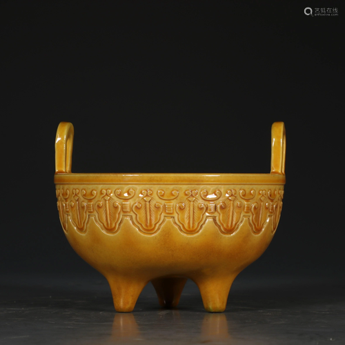 QIANLONG MARK YELLOW GLAZED CARVED TRI…