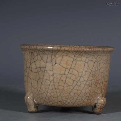 A GE YAO TRIPOD CENSER