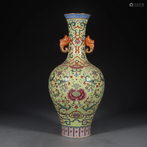 A QIANLONG MARK FAMILLE ROSE OUTLINE IN G…