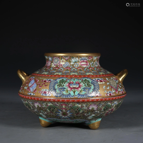 QIANLONG MARK FAMILLE ROSE OUTLINE IN G…