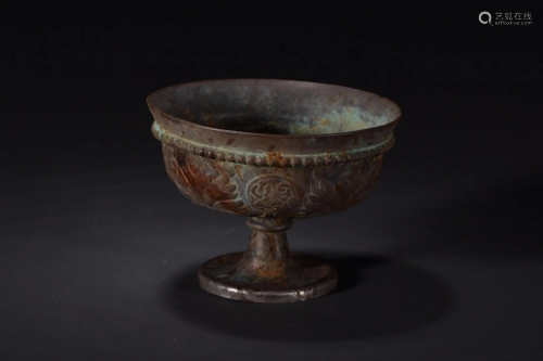 A GILT BRONZE FLOWER PATTERN CASTED CUP