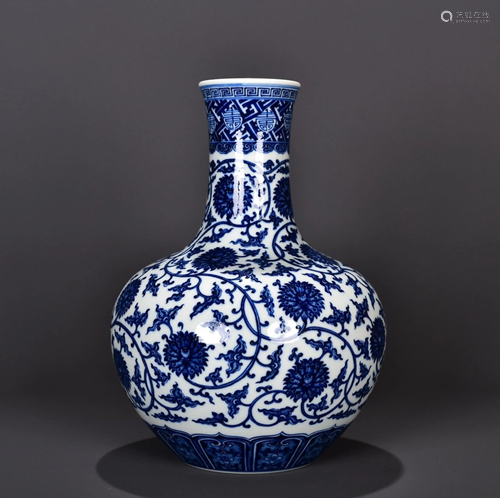 QIANLONG MARK BLUE AND WHITE LOTU FLOWER P…