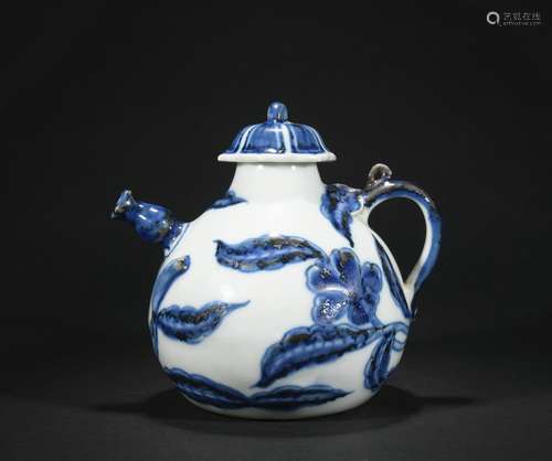 A blue and white 'floral' winepot,Qing dynasty