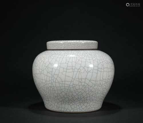 A Ge-type jar and cover,Qing dynasty