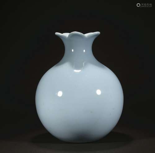 A celadon-glazed vase,Qing dynasty