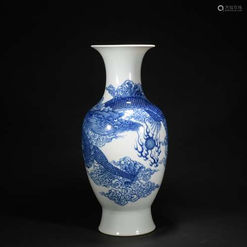 A blue and white 'dragon' vase,Qing dynasty